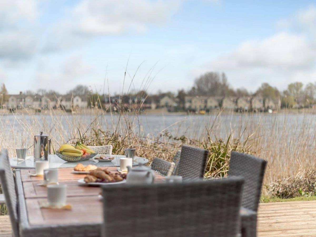 Cotswolds Lakehouse, With Hot Tub & Spa Access, Lower Mill Estate Somerford Keynes Экстерьер фото