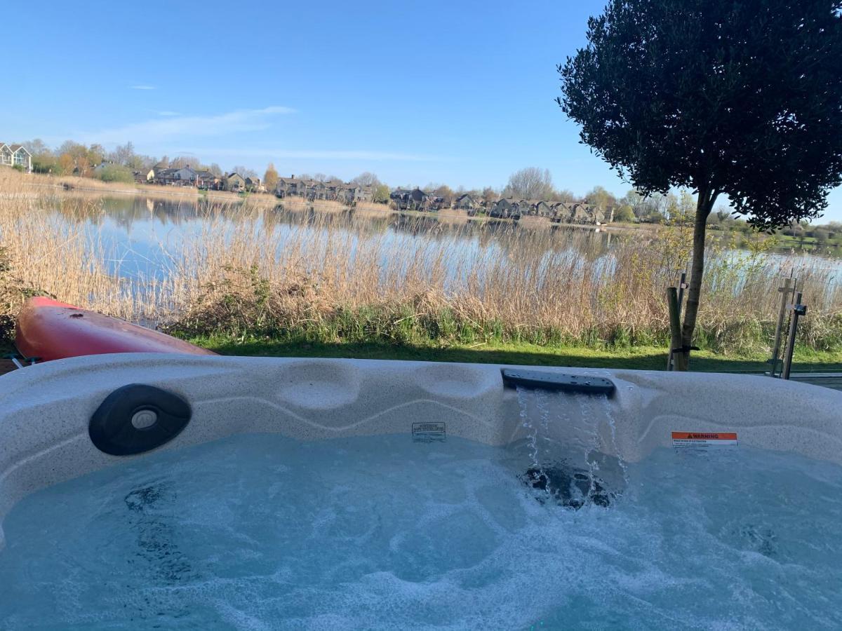 Cotswolds Lakehouse, With Hot Tub & Spa Access, Lower Mill Estate Somerford Keynes Экстерьер фото